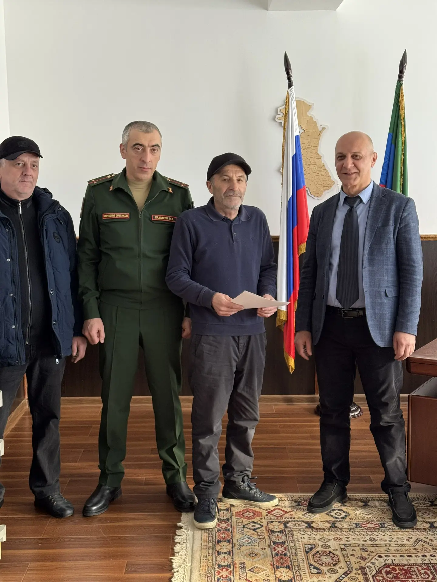 В кабинете главы Чародинского района Гусена Арабиева прошла торжественная церемония. Глава района вручил сертификат на приобретение жилья ветерану боевых действий в Афганистане, проживающему в селе Цуриб, Абдурахманову Шехахмеду Камиловичу.  В своём обращении Гусен Арабиев подчеркнул, что вопрос улучшения жилищных условий ветеранов находится на особом контроле Главы Республики Дагестан Сергея Меликова. Это событие — часть системной работы по выполнению социальных обязательств перед теми, кто защищал интересы страны.  Общая поддержка из различных источников для каждого участника программы в текущем году составляет около 3 миллионов рублей. Ветеран выразил благодарность за оказанную поддержку, отметив, что такие меры помогают в приобретении достойных условий жизни.
