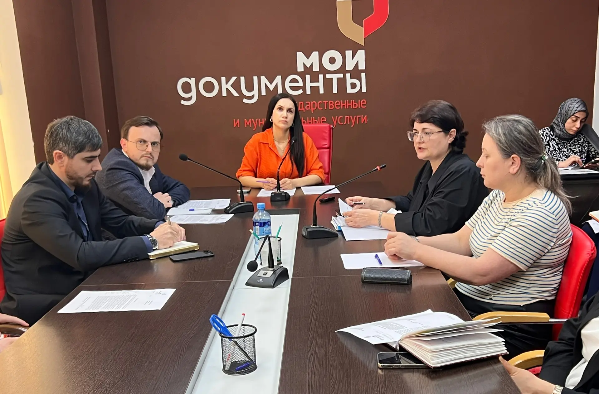 В МФЦ Дагестана прошел обучающий семинар-совещание для сотрудников филиалов. Главная тема — новый порядок выдачи справок для назначения государственной социальной стипендии.  📄 Новый документ Приказ Минтруда РД от 9 февраля 2026 года № 03/2-68 утвердил новый порядок. Ознакомиться с документом можно на официальном сайте ведомства: Ссылка на dagmintrud.ru  🖊️ Как подать заявление? Теперь подать заявление на выдачу справки можно через любой филиал МФЦ независимо от места жительства или пребывания в республике. Лично обращаться в управление соцзащиты больше не нужно.  Кто может подать: ▫️ Студент (обучающийся на бюджете по очной форме в колледже или вузе); ▫️ Родитель, опекун или представитель (при предъявлении подтверждающих документов).  📑 Кто имеет право? Справка выдается, если в течение года, предшествующего обращению, студенту или его семье была назначена государственная социальная помощь в виде: ▫️ социального контракта; ▫️ социальной доплаты к пенсии; ▫️ набора социальных услуг; ▫️ социальных выплат (ежемесячное пособие на детей 17–18 лет, единовременные выплаты при рождении детей, компенсация части стоимости обучения в колледже, субсидии на ЖКУ и др.).  💬 На семинаре сотрудникам МФЦ подробно разъяснили порядок консультирования граждан, требования к оформлению заявления и комплектации документов.