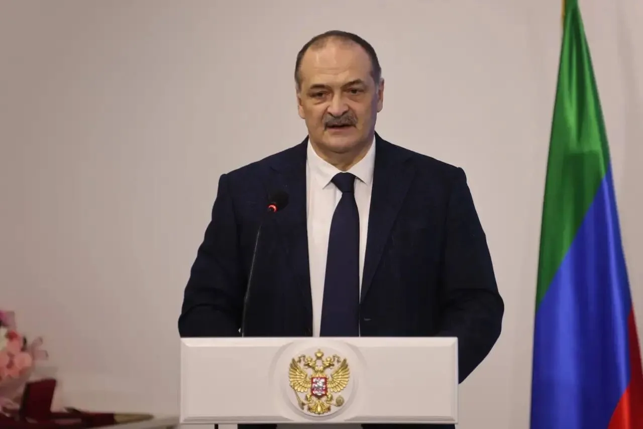 Это доступно на платформе «естьрезультат.рф» и офлайн-площадках. Старт сбору предложений в новую Народную программу дал председатель партии Дмитрий Медведев 19 февраля. Поступило уже более 16 тыс. инициатив. Сформирован Экспертный совет с участием ученых, представителей бизнеса, общественных организаций и ветеранов СВО.  💭 «Наша цель – не просто сформировать предвыборную программу, но и описать стратегический образ будущего России. Дагестан вышел на высокие показатели реализации национальных проектов, но останавливаться нельзя. Мы активно включаемся в сбор предложений для новой редакции Народной программы партии. Важно услышать объективную обратную связь от жителей республики, чтобы идти на выборы с актуальной программой действий.  Каждый вложенный рубль должен работать на благополучие дагестанцев. Для новой редакции программы нам жизненно необходимы предложения из каждого муниципалитета и поселения, чтобы они охватывали все сферы жизни общества», – отметил Сергей Меликов.